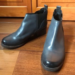 Clarks size 8.5 ankle booties